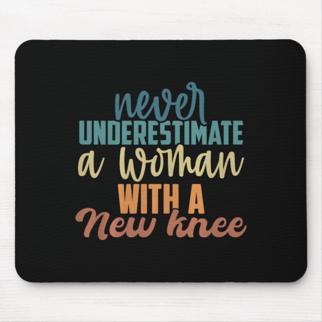 Mousepad Never Underestimate A Woman With A New Knee Replac (Frente)