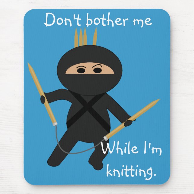 Mousepad Ninja com as agulhas de confecção de malhas (Frente)