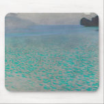 Mousepad No Lago Attersee de Gustav Klimt, Vintage Fine Art<br><div class="desc">No lago Attersee (1900), por Gustav Klimt é uma pintura de arte do simbolismo vitoriano da era vitoriana que apresenta o lago Attersee (também conhecido como Kammersee). O lago Attersee é o maior lago da região de Salzkammergut, na Áustria. Klimt passou o Verão juntamente com Emilie Flöge em Litzlberg no...</div>