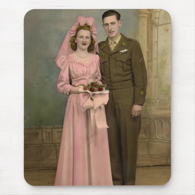 Mousepad noiva e noiva soldado dos anos 40 de vestido rosa (Frente)