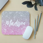 Mousepad Nome da Caligrafia da Lata Rosa Ombre<br><div class="desc">O Ombre Pink Silver Glitter Calliographic Name Mouses pads apresenta um fundo falso de prata verde e brilho rosa com seu nome personalizado. Presente perfeito para Natal,  aniversário,  Dia de as mães,  apreciação de professores,  melhores amigos,  irmãs e muito mais. Concebido por © Evco Studio www.zazzle.com/store/evcostudio</div>