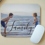 Mousepad Nome da Família Personalizada de Modelo de Foto Mo<br><div class="desc">O Mouse Pad de Nome Personalizado da Família de Modelo de Foto Moderno Simples apresenta a sua foto favorita com o nome personalizado da sua família. Faz um presente fantástico para o Natal, aniversário, aniversário, Dia de as mães, Dia de os pais, Dia dos Avós e muito mais. Personalize editando...</div>