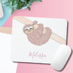 Mousepad Nome da Largura do Grafo Glitter Dourado rosa<br><div class="desc">Este mouse giro e divertido é decorado com uma preguiça sorridente rosa dourada pendurada de um galho. Personalize-o alterando o nome. Design original © Michele Davies</div>