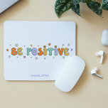 Mousepad Nome da Tipografia Retroativa Motivacional Positiv<br><div class="desc">As Mouses pads de Tipografia de Script Motivacional Positivo apresentam o texto "Seja Positivo" em uma tipografia de script moderna, destacada por flores, corações e estrelas retrorreflectoras e personalizada com seu nome personalizado na base. Presente perfeito para Natal, aniversário, faculdade, melhores amigos e muito mais. Elaborado por ©Evco Studio www.zazzle.com/store/evcostudio...</div>