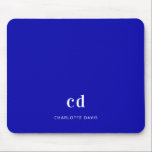 Mousepad Nome das iniciais do monograma branco azul-real<br><div class="desc">Um fundo azul real colorido. Personalize e adicione um nome e letras de monograma. Cartas brancas.</div>