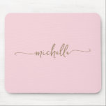 Mousepad Nome de Monograma Dourado Personalizado Rosa Rosa<br><div class="desc">Girly Blush Pink Simples Minimalista Monograma Nome de Monograma Signature Script Personalizado Mousepad Personalizado Este design com seu primeiro nome em um script de tipografia de fonte do tipo swash tail, com estilo bonito, escrito à mão, em cor dourada, em cor rosa claro para bebês ou cor rosa-rosa-claro. É fácil...</div>