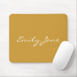 Mousepad Nome de Script Manuscrito Amarelo Elegante Persona<br><div class="desc">Este mouse pad personalizado apresenta seu nome em belas letras escritas à mão em um fundo amarelo na moda. ideia de presente de excelente.</div>
