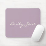 Mousepad Nome de Script Manuscrito do Elegante Dusty Lilac<br><div class="desc">Este mouse pad personalizado apresenta seu nome em lindas letras escritas à mão em um fundo lilás empoeirado de na moda. ideia de presente de excelente.</div>