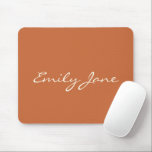 Mousepad Nome de Script Manuscrito do Terracotta Elegante P<br><div class="desc">Este mouse pad personalizado apresenta seu nome em belas letras escritas à mão em um fundo na moda terracotta. ideia de presente de excelente.</div>