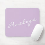 Mousepad Nome de Script Minimalista Simples Pastel Lilac Pe<br><div class="desc">Este na moda personalizado mouse pad apresenta um simples design minimalista do seu nome em uma bela letra manuscrita escrita em branco em um fundo lilás púrpura pastel. ideia de presente de excelente!</div>