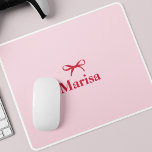 Mousepad Nome do Arco Rosa e Vermelho Personalizado<br><div class="desc">Aprimore seu espaço de trabalho com este mouse personalizado, cor-de-rosa e vermelho, com nome de arco, projetado para estilo e conforto. Apresentando um design de arco chic em tons rosas e vermelhos suaves, este mouse pad personalizado adiciona um toque de elegância à sua mesa enquanto fornece uma superfície suave e...</div>