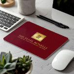 Mousepad Nome do logotipo Dourado de luxo de couro vermelho<br><div class="desc">Melhore seu espaço de trabalho com esta camada de mouse de impressão de couro vermelho cardeal premium, projetada para combinar estilo e funcionalidade. Com um logotipo ouro luxuoso e a opção de adicionar duas linhas de texto personalizado, este mouse pad é perfeito para personalizar com seu nome, negócios, firmeza ou...</div>