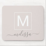 Mousepad Nome do monograma bege moderno chic<br><div class="desc">Pão de rato com nome de monograma bege moderno chic. Placa de nome personalizada simples e limpa,  monificada,  com suas iniciais,  nome e título. As cores da fonte e do texto são totalmente personalizáveis.</div>