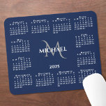 Mousepad Nome do Monograma Chic do Calendário 2025 em Azul<br><div class="desc">O calendário do mouse chic 2025 apresenta um nome personalizado elegante e um monograma acima do ano,  no meio,  rodeado por um calendário branco sobre um fundo azul marinho. Adicione seu nome e inicial na barra lateral. Faz um presente excelente! Copyright ©Claire E. Skinner. Todos os direitos reservados.</div>