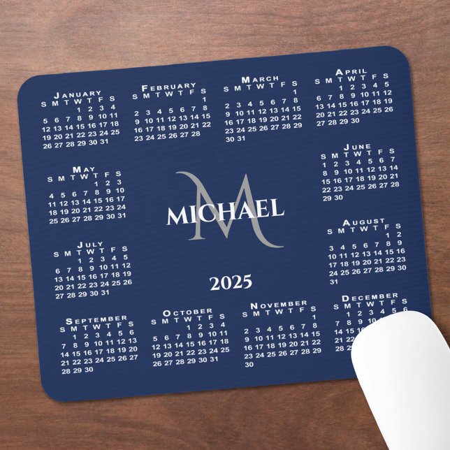 Mousepad Nome do Monograma Chic do Calendário 2025 em Azul  (2025 Calendar Chic Monogram Name on Navy Blue Mouse Pad in situ)