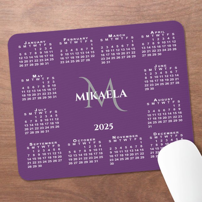 Mousepad Nome do Monograma Chic do Calendário 2025 em Roxo (2025 Calendar Chic Monogram Name on Purple Mouse Pad in situ)