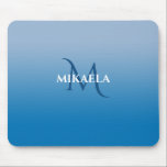 Mousepad Nome do Monograma Chic no Gradiente Azul do Céu<br><div class="desc">O gradiente azul do céu chic apresenta um elegante nome personalizado branco sobre um grande monograma azul marinho. Adicione seu nome e inicial na barra lateral. Faz um presente excelente! Copyright ©Claire E. Skinner. Todos os direitos reservados.</div>