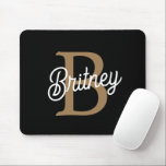Mousepad Nome do Monograma Elegante Moderno Script Dourado<br><div class="desc">O moderno nome do monograma Elegante Preto Dourado Script Mouse Pad é um na moda e uma adição funcional a qualquer configuração de mesa. Ele apresenta um fundo preto elegante com um design de guião ouro elegante, que pode ser personalizado com um monograma e nome. Este mouse pad não só...</div>
