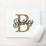 Mousepad Nome do Monograma Elegante Moderno Script Dourado<br><div class="desc">O moderno nome do monograma Elegante Preto Dourado Script Mouse Pad é um na moda e uma adição funcional a qualquer configuração de mesa. Ele apresenta um fundo preto elegante com um design de guião ouro elegante, que pode ser personalizado com um monograma e nome. Este mouse pad não só...</div>