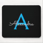 Mousepad Nome do Monograma Girly de Script Preto Azul<br><div class="desc">Monograma Azul e Preto Adicionar Seu Próprio Nome Mousepad (Pad do Mouse). Isto faz o doce e perfeito aniversário de 16 anos,  casamento,  chá de panela,  aniversário,  chá de fraldas ou festa de solteira presente para alguém que ama luxo de luxo e estilos quíticos.</div>