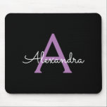 Mousepad Nome do Monograma Girly de Script Preto Roxo<br><div class="desc">Monograma Roxo e Preto Adicionar Seu Próprio Nome Mousepad (Pad do Mouse). Isto faz o doce e perfeito aniversário de 16 anos,  casamento,  chá de panela,  aniversário,  chá de fraldas ou festa de solteira presente para alguém que ama luxo de luxo e estilos quíticos.</div>