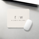 Mousepad Nome do monograma neutro neutro elegante<br><div class="desc">Atualize o seu espaço de trabalho com o nosso Classic Elegant Modern Minimalist Mouse Pad. Este sofisticado mouse pad casado perfeitamente a elegância do eterno com o minimalismo contemporâneo, adicionando um toque de refinamento à sua mesa. Feito com atenção meticulosa aos detalhes, este mouse pad é mais do que um...</div>