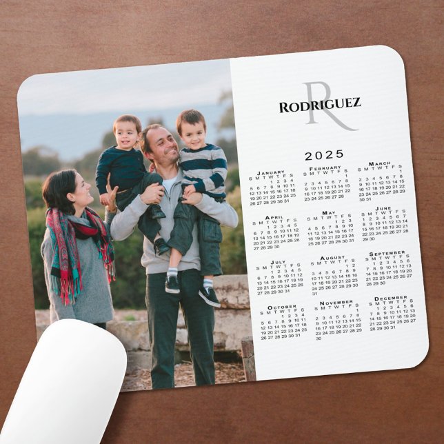 Mousepad Nome do Monograma Personalizado de Foto do Calendá (2025 Calendar Custom Photo Monogram Name on White Mouse Pad in situ)