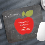 Mousepad Nome do professor | obrigado de maçã vermelha<br><div class="desc">Uma grande maçã vermelha e seu dentro de texto personalizado em um fundo de quadro escolar. Personalize este bocal com o nome e a nota do seu professor! Pode ser um obrigado bem pensado e fofo que você dá para seu professor no dia da apreciação, no dia da sua graduação...</div>