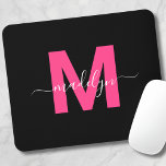 Mousepad Nome em Letra de Monograma Black Pink<br><div class="desc">Mouse Pad com Monograma Inicial Personalizado em Preto e Rosa Feminino Moderno. Adicione um toque de charme feminino e sofisticação ao seu espaço de trabalho com este mouse pad elegante. Ele apresenta uma inicial magenta rosa vibrante centralizada em um fundo preto elegante, criando um design sofisticado e feminino. Perfeito para...</div>