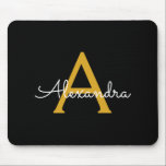 Mousepad Nome Moderno do Monograma de Script Menino Dourado<br><div class="desc">Monograma Dourado e Preto Adicione seu próprio nome Mousepad (Pad do mouse). Isto faz o doce e perfeito aniversário de 16 anos,  casamento,  chá de panela,  aniversário,  chá de fraldas ou festa de solteira presente para alguém que ama luxo de luxo e estilos quíticos.</div>