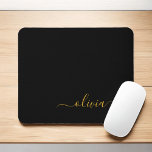 Mousepad Nome Moderno do Monograma de Script Menino Dourado<br><div class="desc">Monograma Dourado e Preto Adicione seu próprio nome Mousepad (Pad do mouse). Isto faz o doce e perfeito aniversário de 16 anos,  casamento,  chá de panela,  aniversário,  chá de fraldas ou festa de solteira presente para alguém que ama luxo de luxo e estilos quíticos.</div>