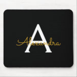 Mousepad Nome Moderno do Monograma de Script Menino Dourado<br><div class="desc">Monograma Dourado e Preto Adicione seu próprio nome Mousepad (Pad do mouse). Isto faz o doce e perfeito aniversário de 16 anos,  casamento,  chá de panela,  aniversário,  chá de fraldas ou festa de solteira presente para alguém que ama luxo de luxo e estilos quíticos.</div>