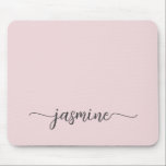 Mousepad Nome Monograma Personalizado Rosa Bege Feminino<br><div class="desc">Mousepad personalizado com nome monograma simples e feminino em rosa bege, com letra manuscrita e tipografia de cauda florida. Este design apresenta seu primeiro nome em uma fonte tipográfica delicada e feminina sobre um fundo rosa bege ou rosa suave. São fáceis de personalizar. Ótimo presente feminino e elegante para aniversário,...</div>