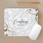 Mousepad Nome ou logotipo do monograma da Glitter Dourada E<br><div class="desc">Pasta de rato elegante com fundo brilhante e dourado esfarrapado e letra de caligrafia moderna para o seu nome ou iniciais. O mouse pad contém espaço para adicionar seu nome ou monograma, você pode até adicionar seu logotipo se usar este mouse pad para sua empresa. Adicione um toque de vidro...</div>