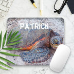 Mousepad Nome Personalizado de Fotografia de Tartaruga Mari<br><div class="desc">As tartarugas marinhas havaianas certamente sabem como relaxar ao sol. Volte para as brisas quentes das Ilhas Havaianas com esta fotografia calorosa e colorida personalizada mousepad. Basta digitar o nome personalizado de sua escolha e você pode personalizar facilmente esse mouse pad. Também ofereço personalização em qualquer outro produto que Zazzle...</div>