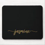 Mousepad Nome Personalizado de Monograma Preto Simples Femi<br><div class="desc">Mousepad personalizado com monograma de nome simples minimalista preto e dourado. Este design apresenta seu primeiro nome em uma linda tipografia de letra manuscrita com cauda swash em preto e dourado. Estes são fáceis de personalizar. Presente feminino elegante para aniversário, chá de noiva, dia das mães, aniversário de 16 anos...</div>