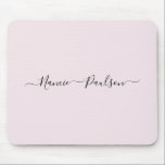 Mousepad Nome Personalizado de Script Rosa Esmagador Mínimo<br><div class="desc">Um simples na moda personalizado design de tipografia de nome em uma letra casual de script em preto em rosa claro pastel. O item perfeito para o minimalista da moda. Um presente ou acessório de tendência para qualquer ocasião. Debra Valencia, uma artista visionária de padrões de superfície, designer de produtos...</div>