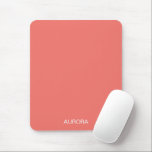 Mousepad Nome Personalizado do Coral Sunset Elegante -<br><div class="desc">Atualize o seu espaço de trabalho com este elegante e na moda mousepad com um fundo de coral calmante e seu nome personalizado em tipografia moderna e limpa. Perfeito para uso doméstico e no escritório, este mousepad personalizado adiciona um toque de elegância e individualidade à sua mesa. Um presente pensativo...</div>