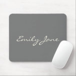 Mousepad Nome Personalizado do Script Manuscrito de Cinza E<br><div class="desc">Este mouse pad personalizado apresenta seu nome em lindas letras escritas à mão em um fundo de cinza de carvão. ideia de presente de excelente.</div>