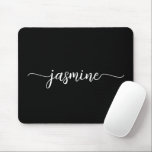 Mousepad Nome Personalizado Monograma Feminino Simples Pret<br><div class="desc">Mousepad personalizado com nome monograma feminino moderno elegante minimalista em script. Estes desenhos apresentam seu primeiro nome em uma linda tipografia de letra manuscrita com cauda swash em branco sobre fundo preto. São fáceis de personalizar. Ótimo presente feminino e elegante para aniversário, dia das mães, chá de noiva, aniversário de...</div>