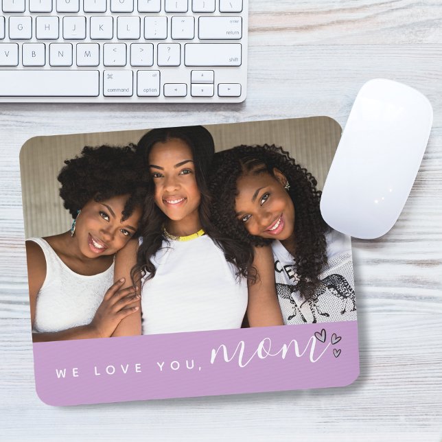 Mousepad Nós Amo-Te, Mãe Tipografia Foto Roxo (We Love You, Mom Typography Photo Purple Mouse Pad)