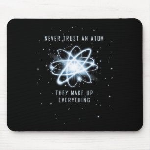 Mousepad Nunca Confie num Átomo Eles Formam Tudo