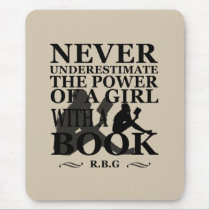 Mousepad Nunca subestime o poder de uma garota com livro