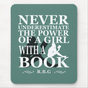 Mousepad Nunca subestime o poder de uma garota com livro