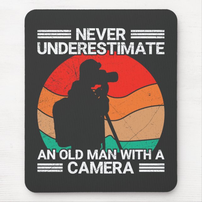 Mousepad Nunca Subestime um Homem Velho Com uma Câmera (Frente)