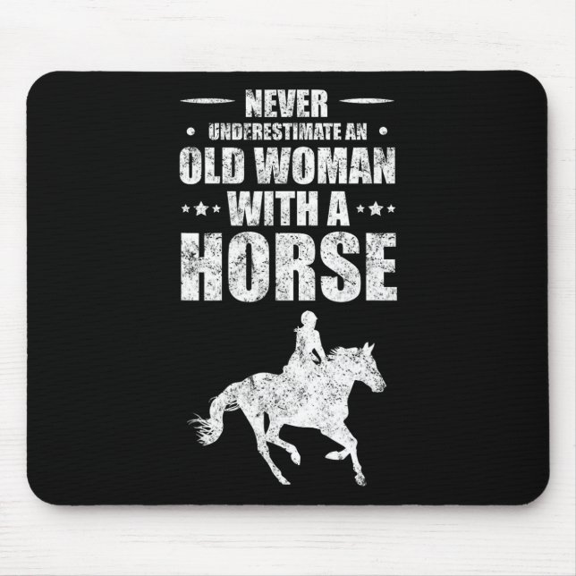 Mousepad Nunca Subestime Uma Mulher Velha Com Um Cavalo (Frente)