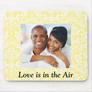 Mousepad O amor está no espaço aéreo amarelo Damask Phot