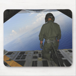 Mousepad O aviador observa as águas do golfo de Mexic