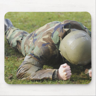 Mousepad O aviador rasteja através de um campo molhado