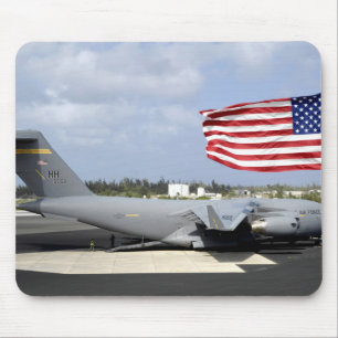 Mousepad O C-17 Globemaster III senta-se no flightline